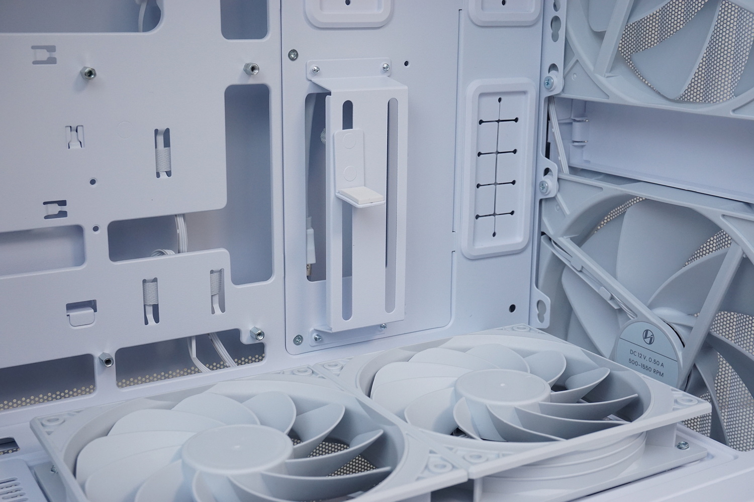 内部や組み込まれているケースファンもホワイトだ