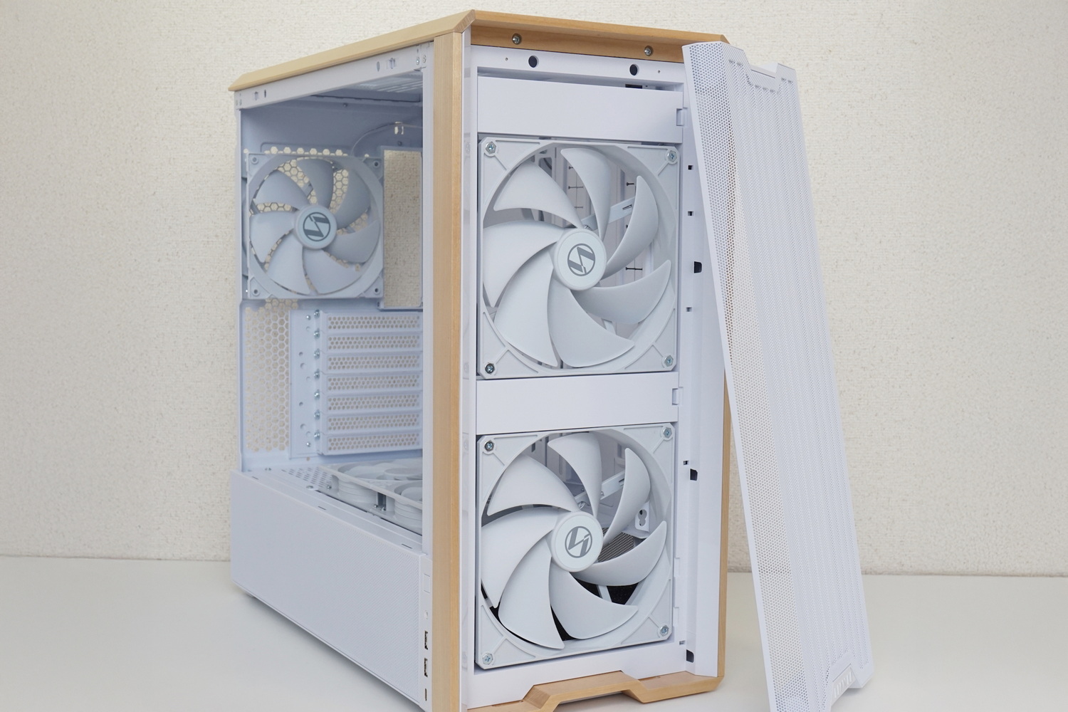 前面には17cm角というほかのケースではあまり見かけないサイズのファンを装備。背面ファンは14cm角サイズだ