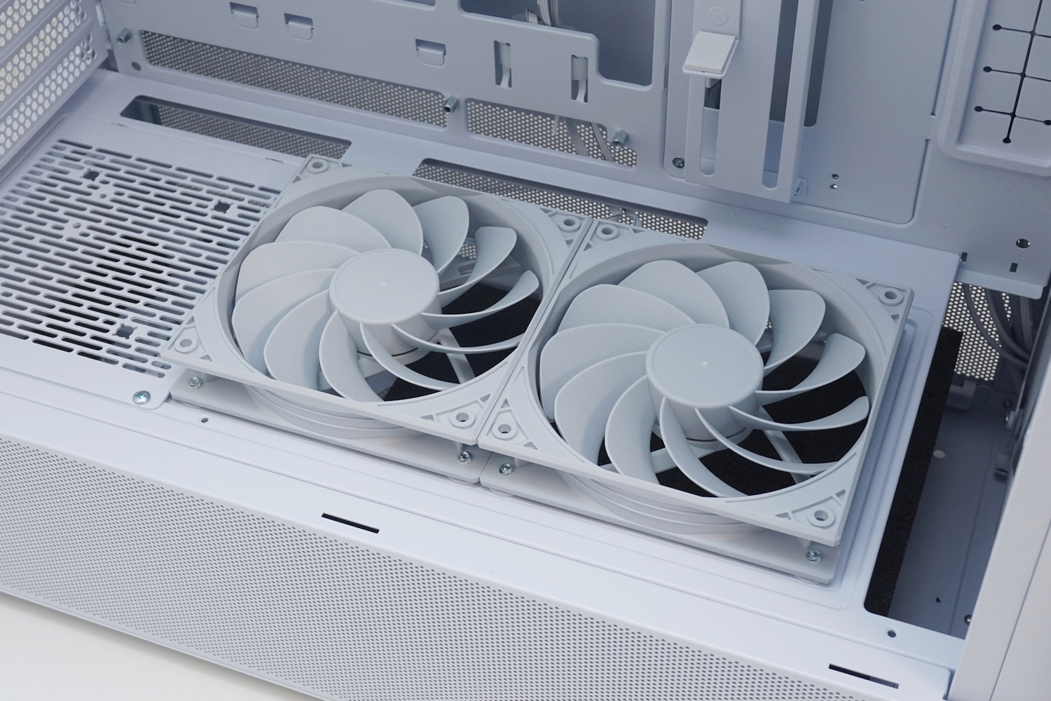 電源ユニットカバー上に12cm角ファンを2基装備する