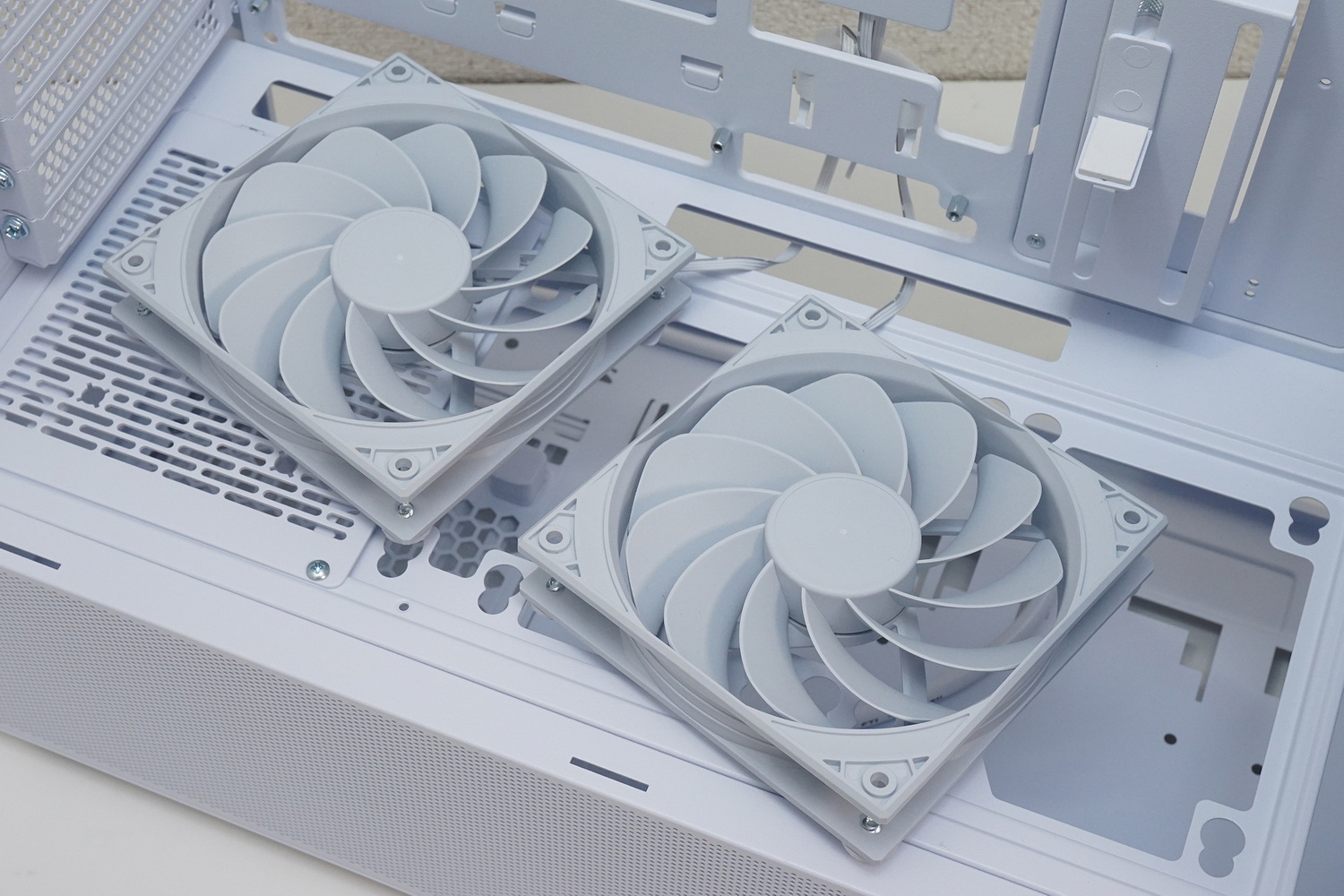 フレームには専用の固定穴が用意されており、専用のマウンターを付けた状態のケースファンを簡単に着脱できる