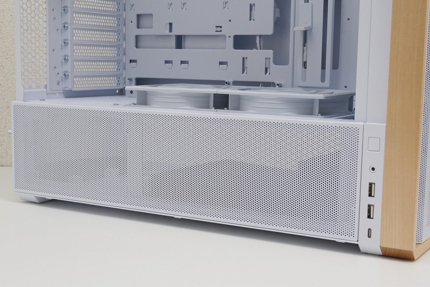 左右側面の下部はメッシュ構造になっており、吸気口として機能する