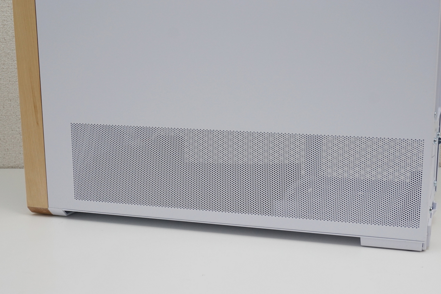 左右側面の下部はメッシュ構造になっており、吸気口として機能する