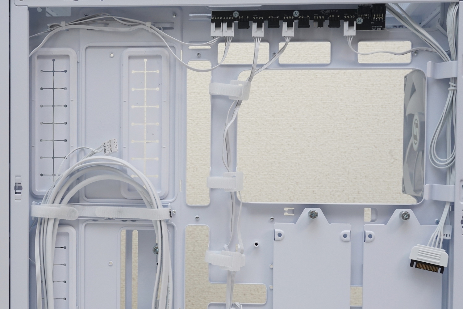 マザーボードベースは、裏面コネクター対応マザーボード用のホールを装備する