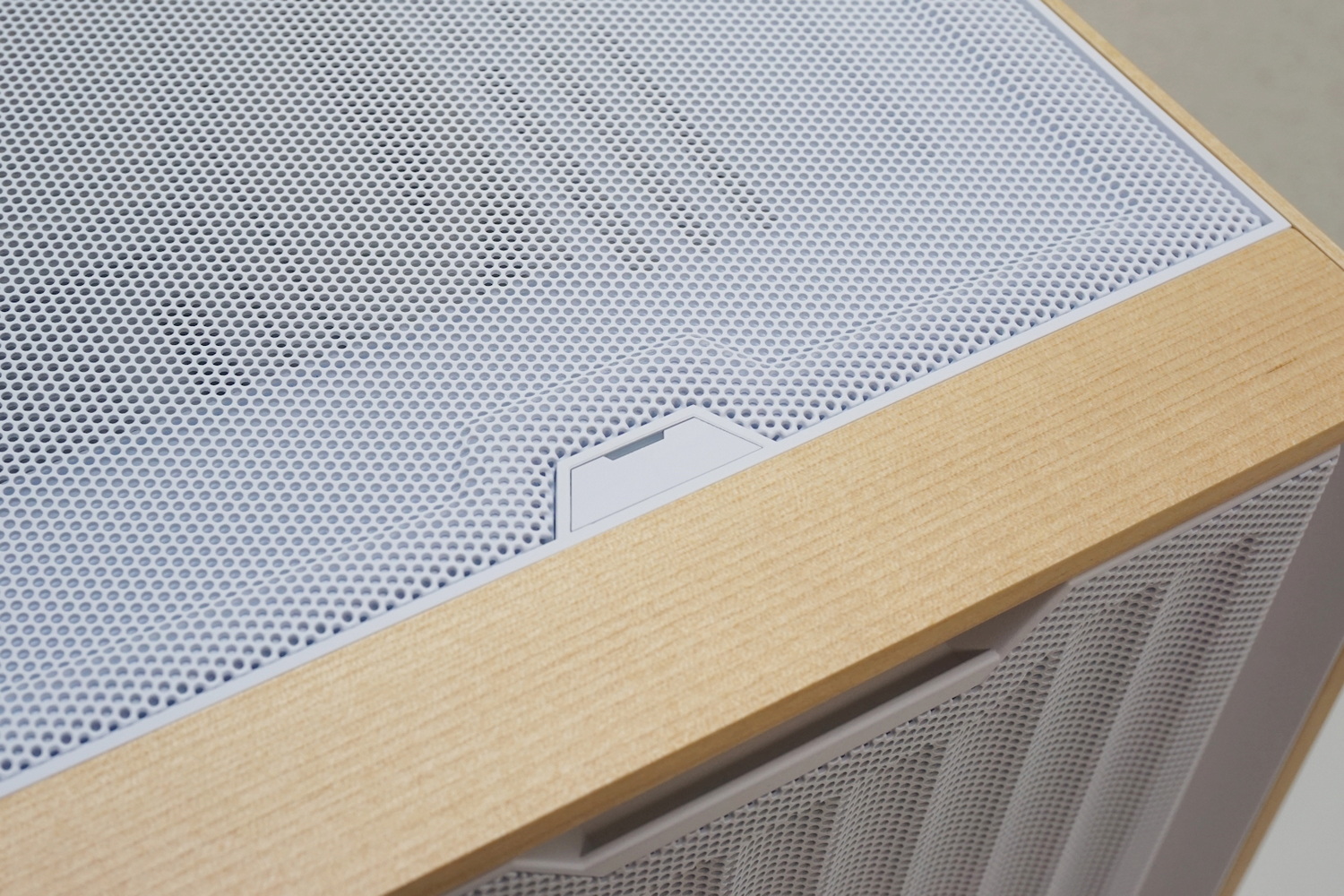 天板手前に装備する電源ボタン。起動時は白のLEDが光る