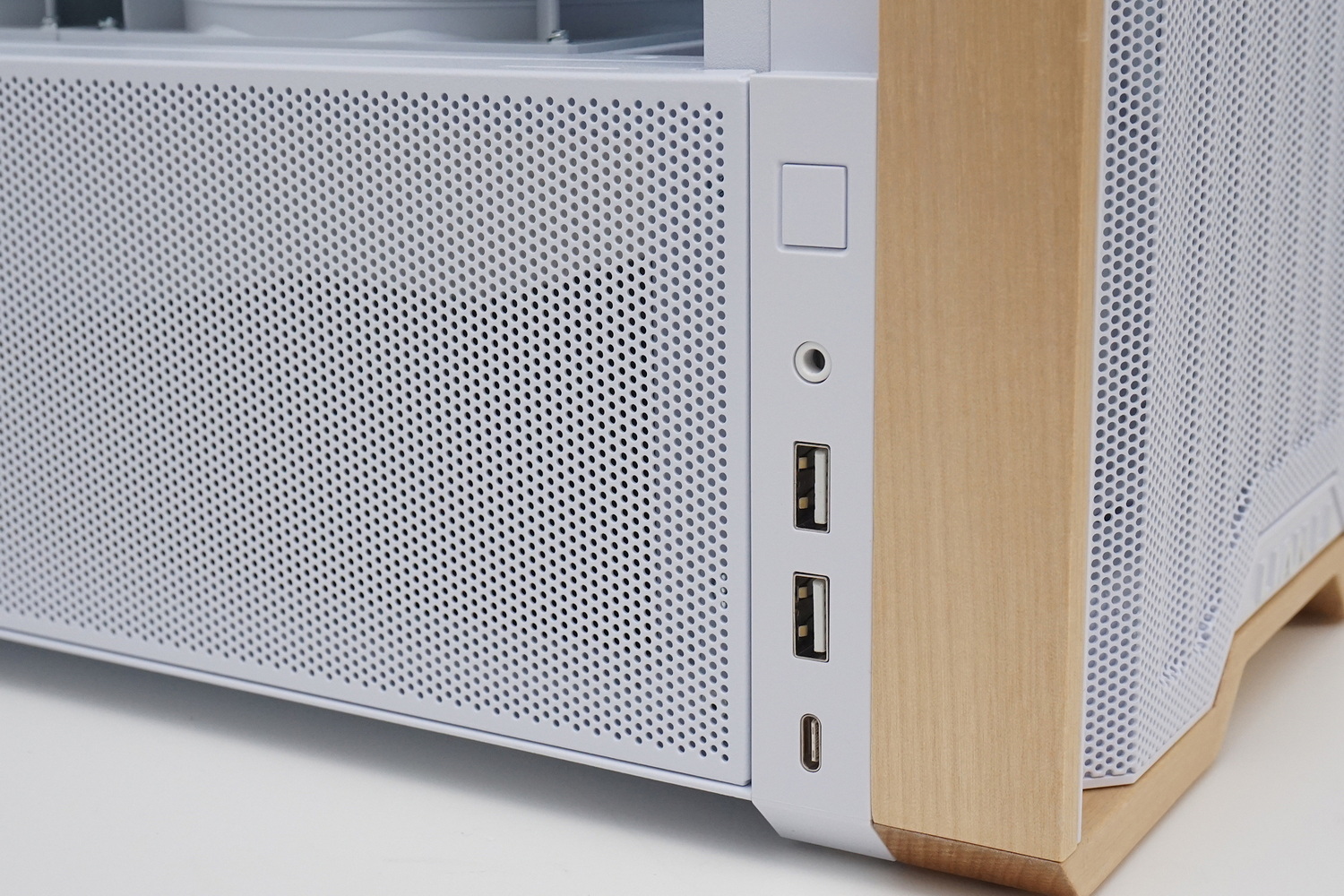 左側面手前に装備する電源ボタン。前面ポートはこちらに装備する