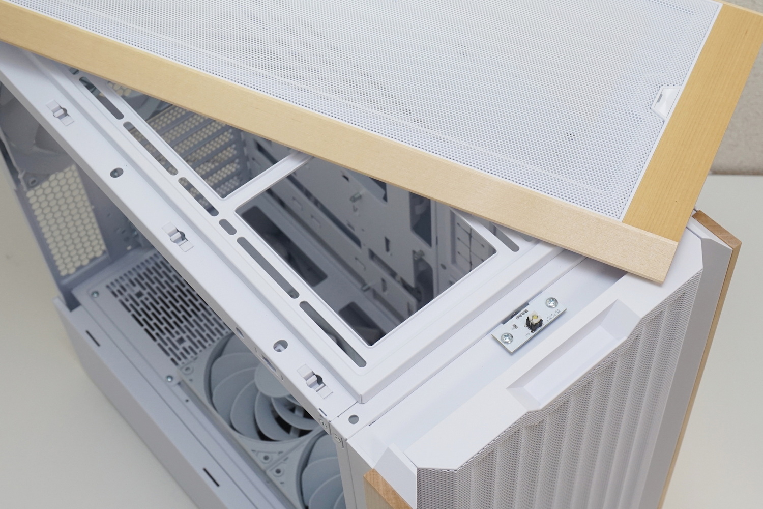 天板は、背面近くのちょっとはみ出した部分に手をかけて上に引っ張れば外せる