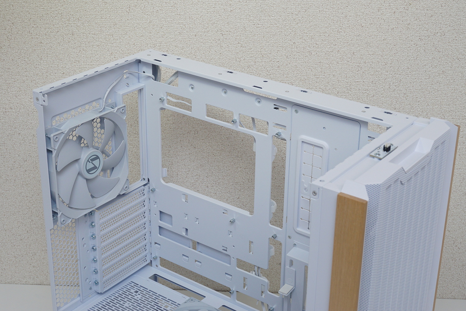 ファンマウンター部分も着脱可能な構造だ