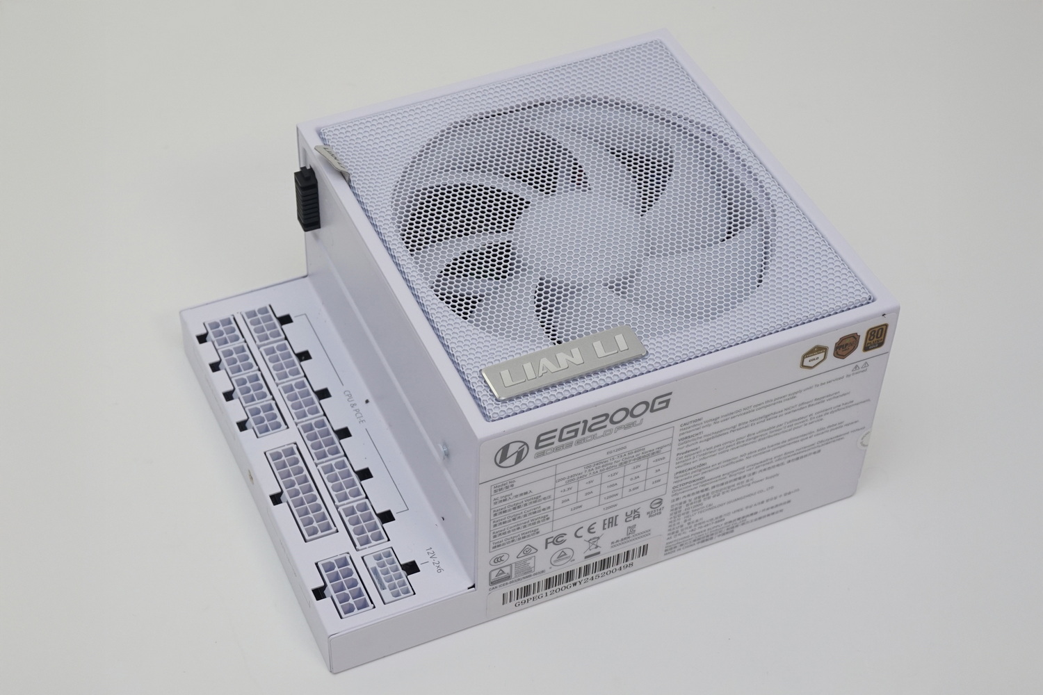 Lian Liの電源ユニット「EDGE GOLD 1200 WT+HUB」。LANCOOL 217との組み合わせで活きるギミックが便利