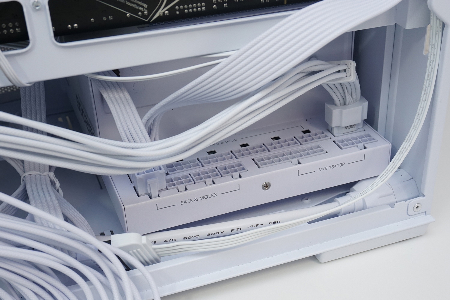 横向きで設置すると、このように右側面方向から電源ケーブルを着脱できる