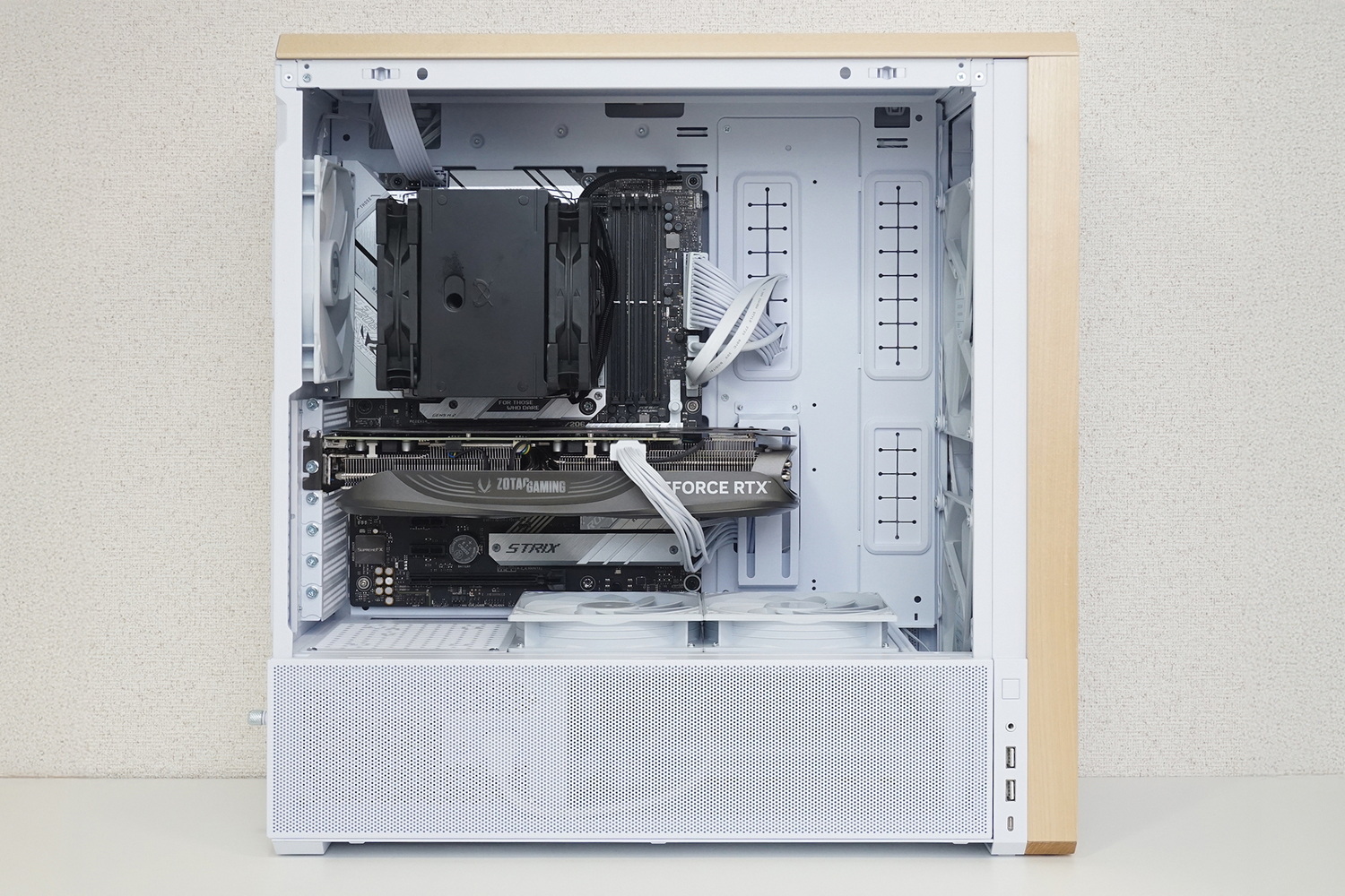 内部はかなり広いため、大型のCPUクーラーやビデオカードを組み込んでも余裕がある