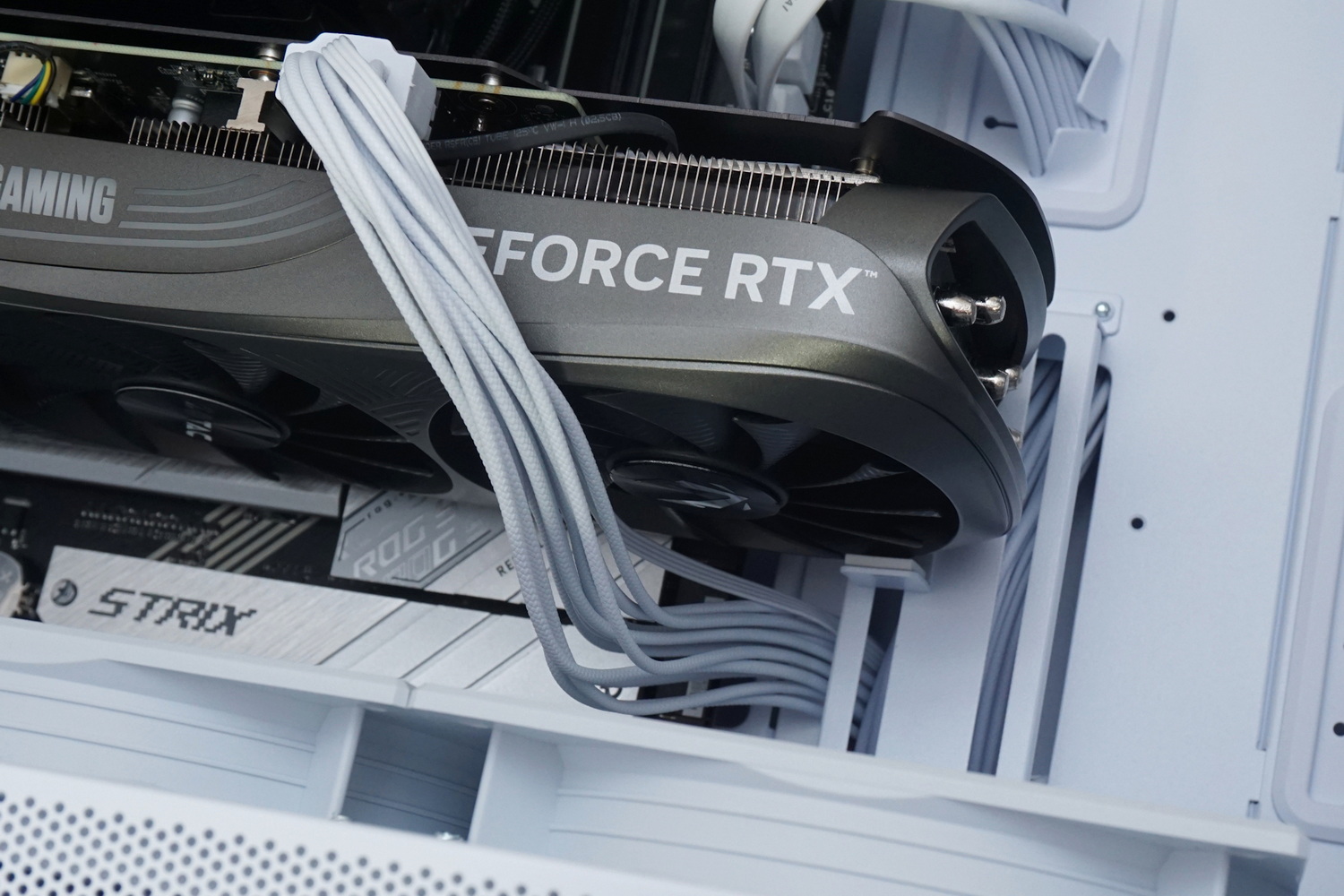 ビデオカードホルダーはビデオカードを下から支える構造