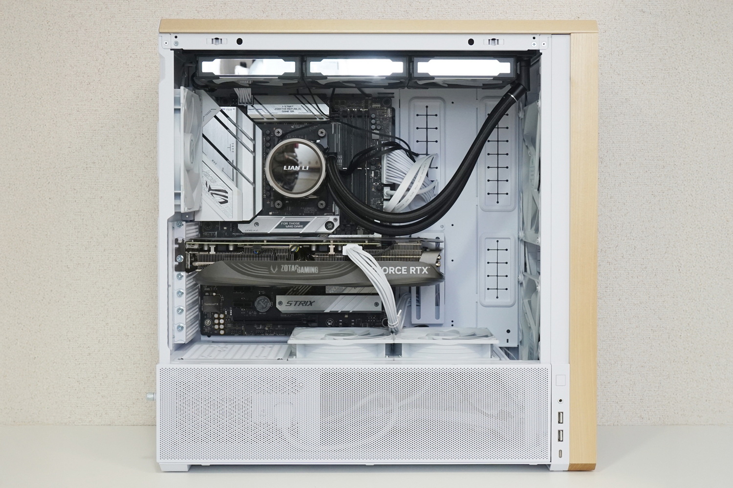 36cmクラスのラジエーターを組み合わせた簡易水冷型CPUクーラーを組み込んでも、天板のスペースは余裕があった