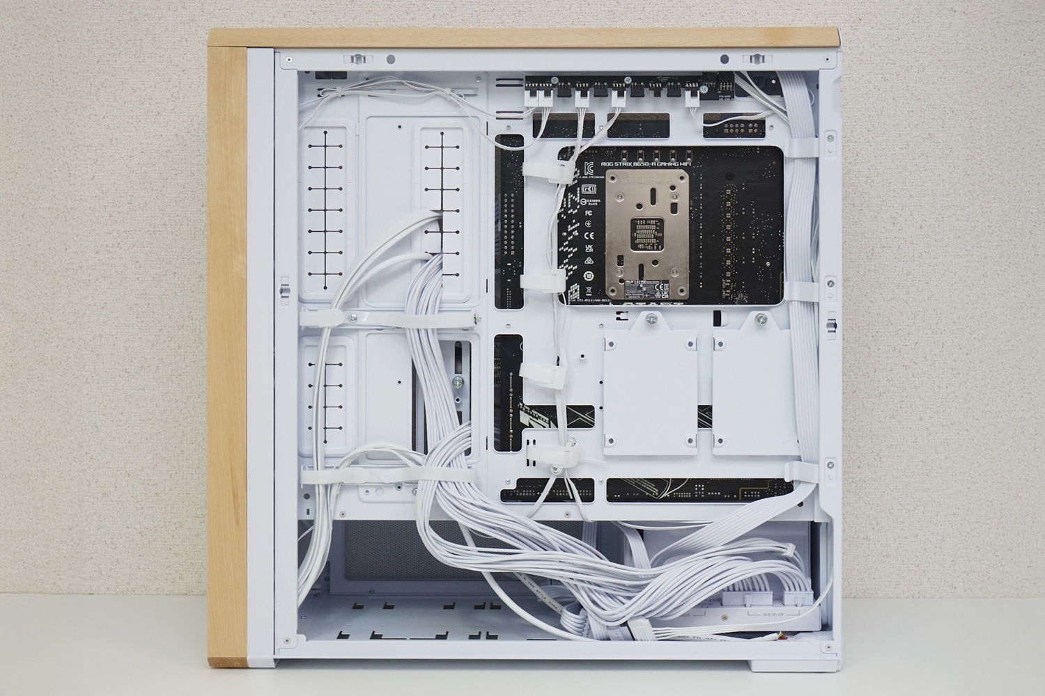 裏面配線の様子。ケーブルを整理しやすい場所にあらかじめ面ファスナーやフックを用意しており、そのルートに従うだけでキレイにケーブルを整理できる