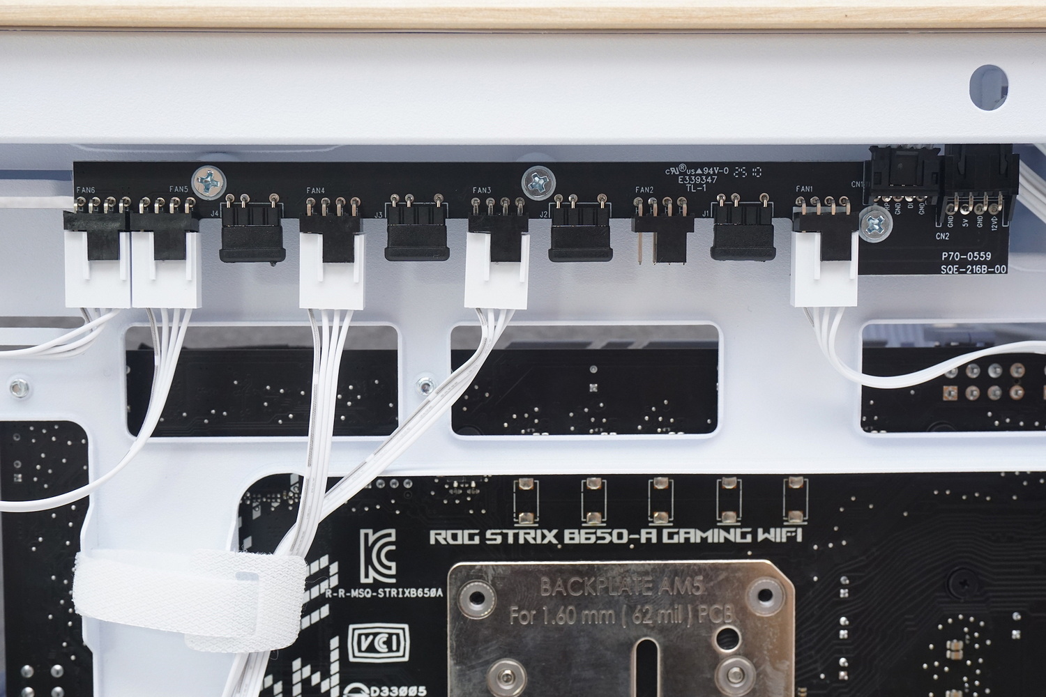 ファン/LEDハブを備えており、標準装備のケースファンはすでに接続済みの状態だった