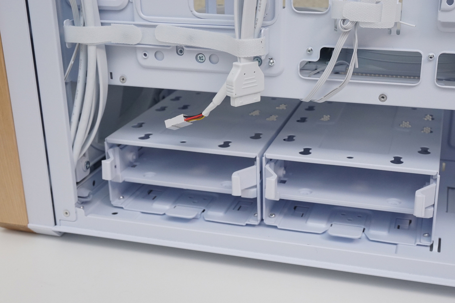 付属の3.5/2.5インチシャドーベイユニットは底面に最大2基組み込める