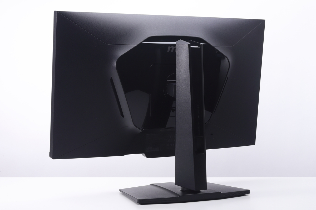 本体背面は光沢のあるパーツがアクセントとなっている