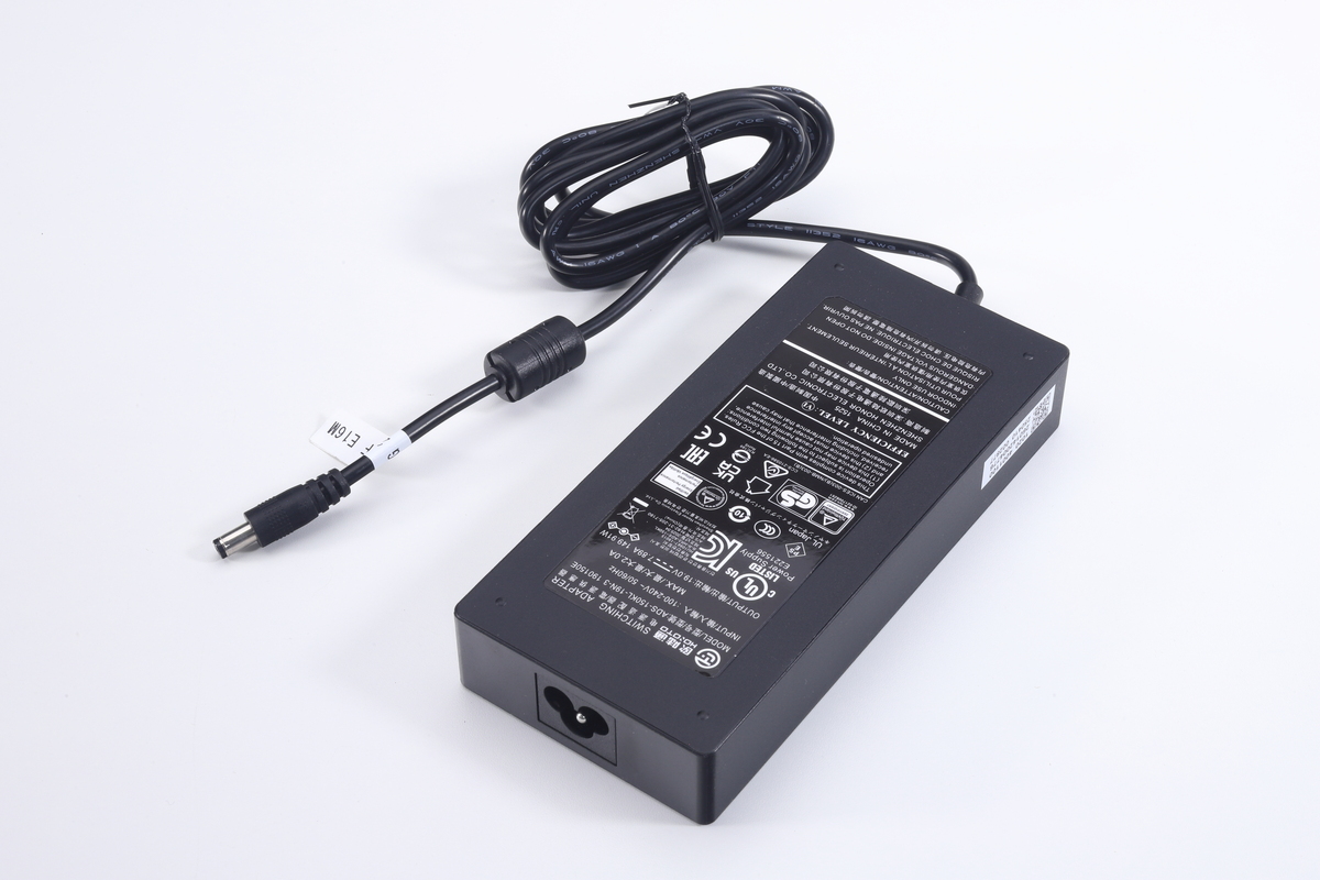 付属のACアダプタは150Wの電力供給能力を備えている