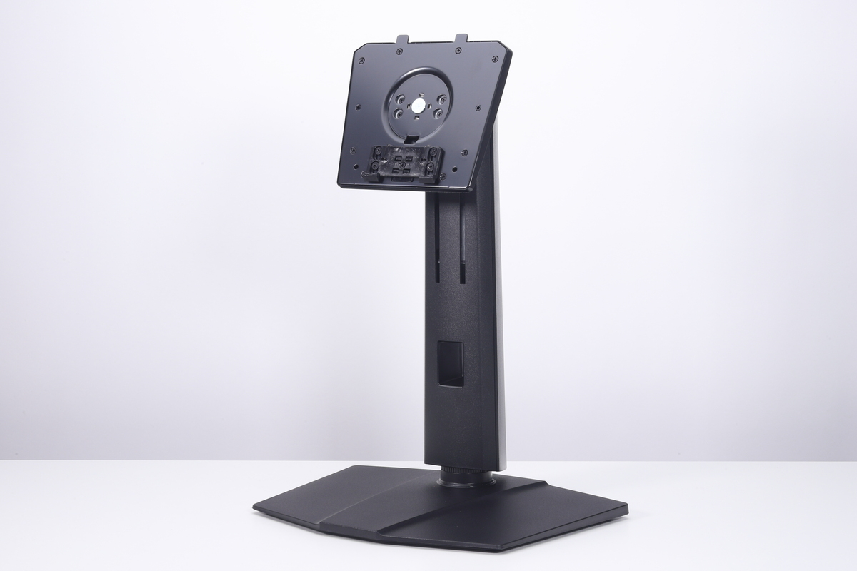 標準のモニタースタンド。画面位置を柔軟に変更できる高機能なスタンドで、安定感も良好