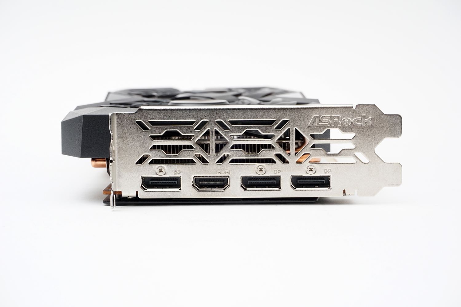 出力はDisplayPort 1.4a×3、HDMI 2.1×1の4系統