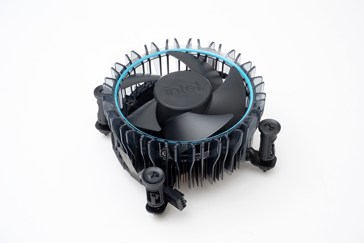 プッシュピンで固定するタイプのCPUクーラーが付属