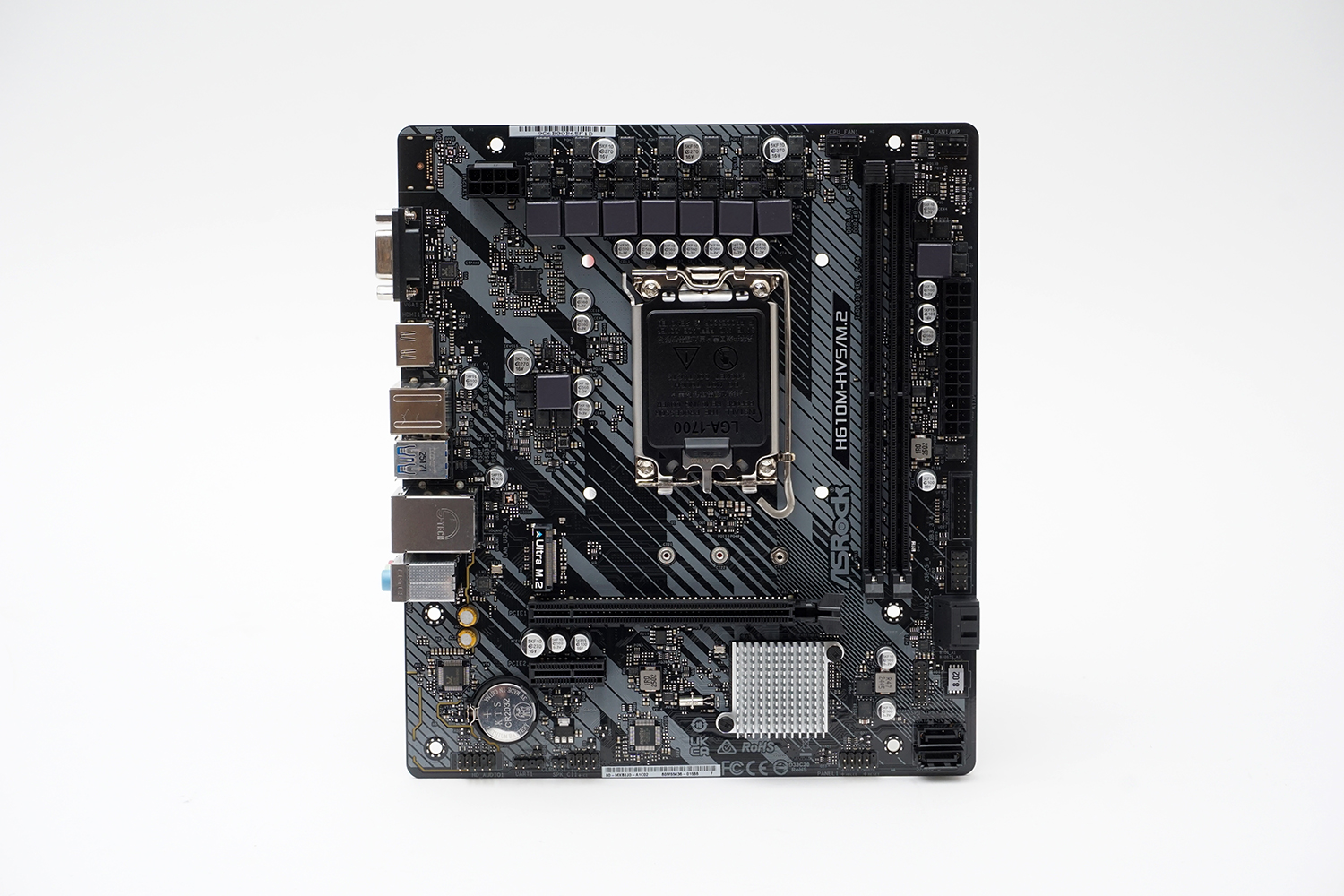 マザーボードはH610チップセット搭載のASRock「H610M-HVS/M.2 R2.0」。microATXサイズで実売価格は6,800円前後