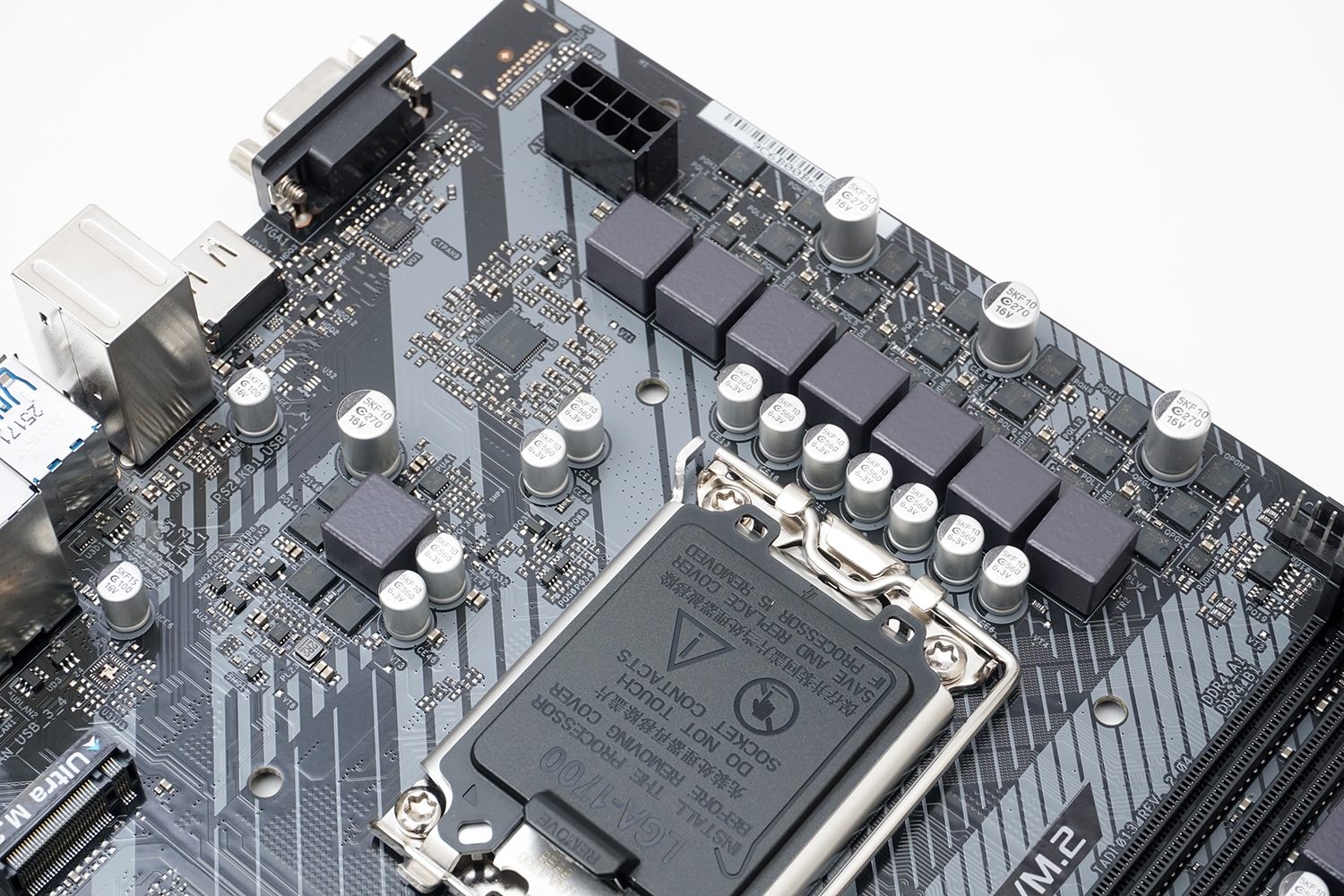 電源回路は6+1+1フェーズ。ヒートシンクのないシンプルな構成だ