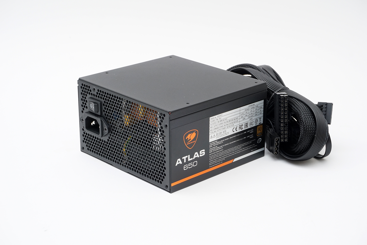 電源ユニットは650WのCOUGAR「ATLAS 650 CGR BA-650」。ケーブルはすべて本体につながっているタイプで、ビデオカード用の16ピン電源は備えていない。実売価格は6,000円前後