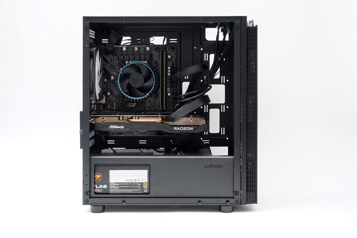 内部には余裕があるのでパーツを組み込みやすくケーブルもスッキリさせやすい