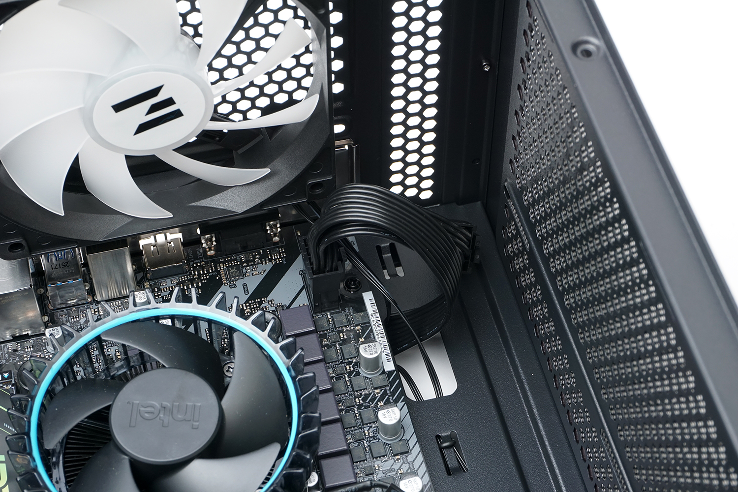 マザーボードと天板の隙間が広いのでEPS12V電源コネクターにケーブルを挿しやすいのはナイス