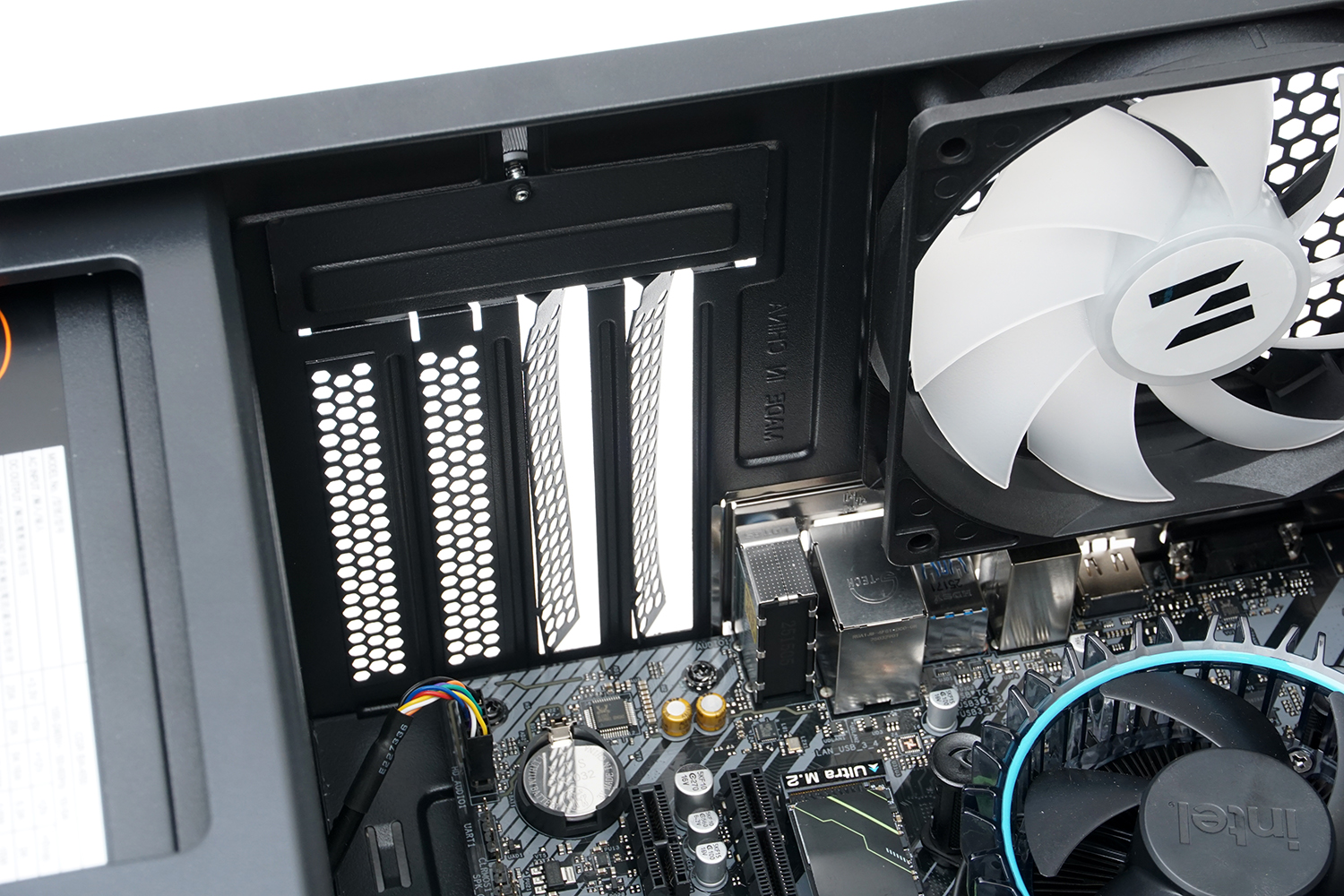 拡張スロットはカバーを折って空ける。今回のビデオカードでは上二つを折って使用する