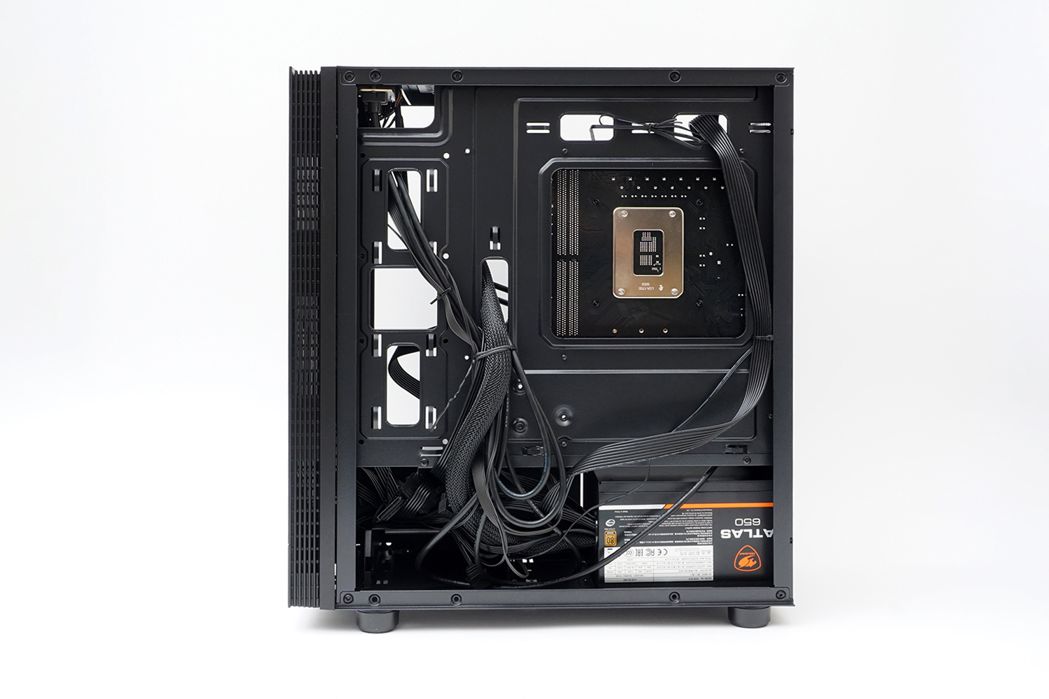 シンプルな構成なのでケーブルの数もそれほど多くなく裏面配線はまとめやすい