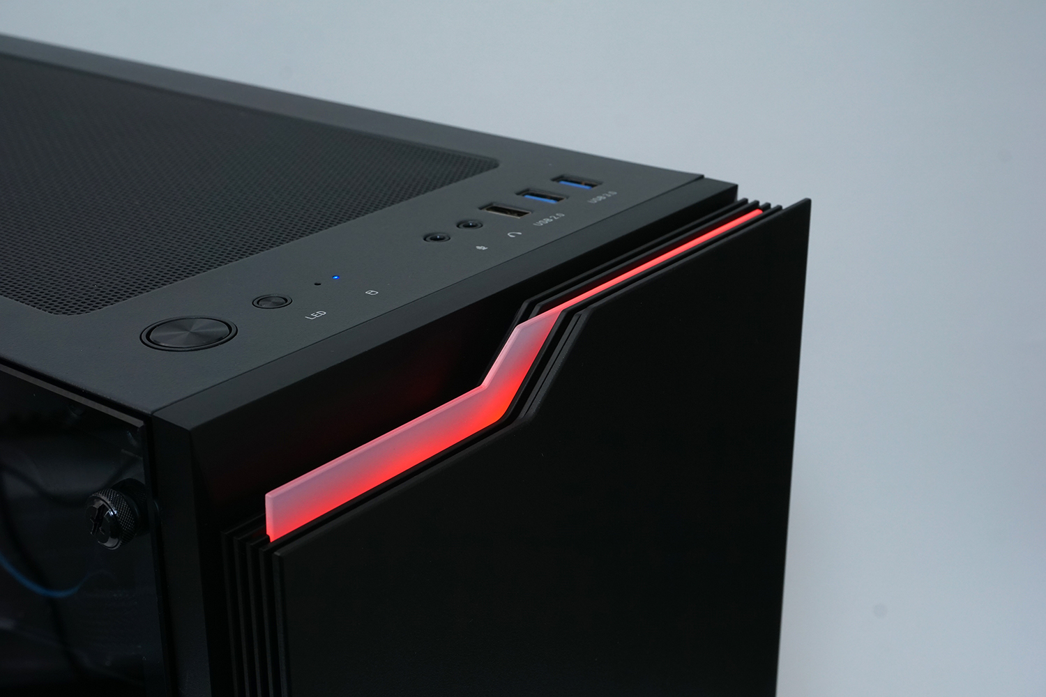 前面上部のLEDは天板にあるLEDスイッチで発光色やパターンを変更できる