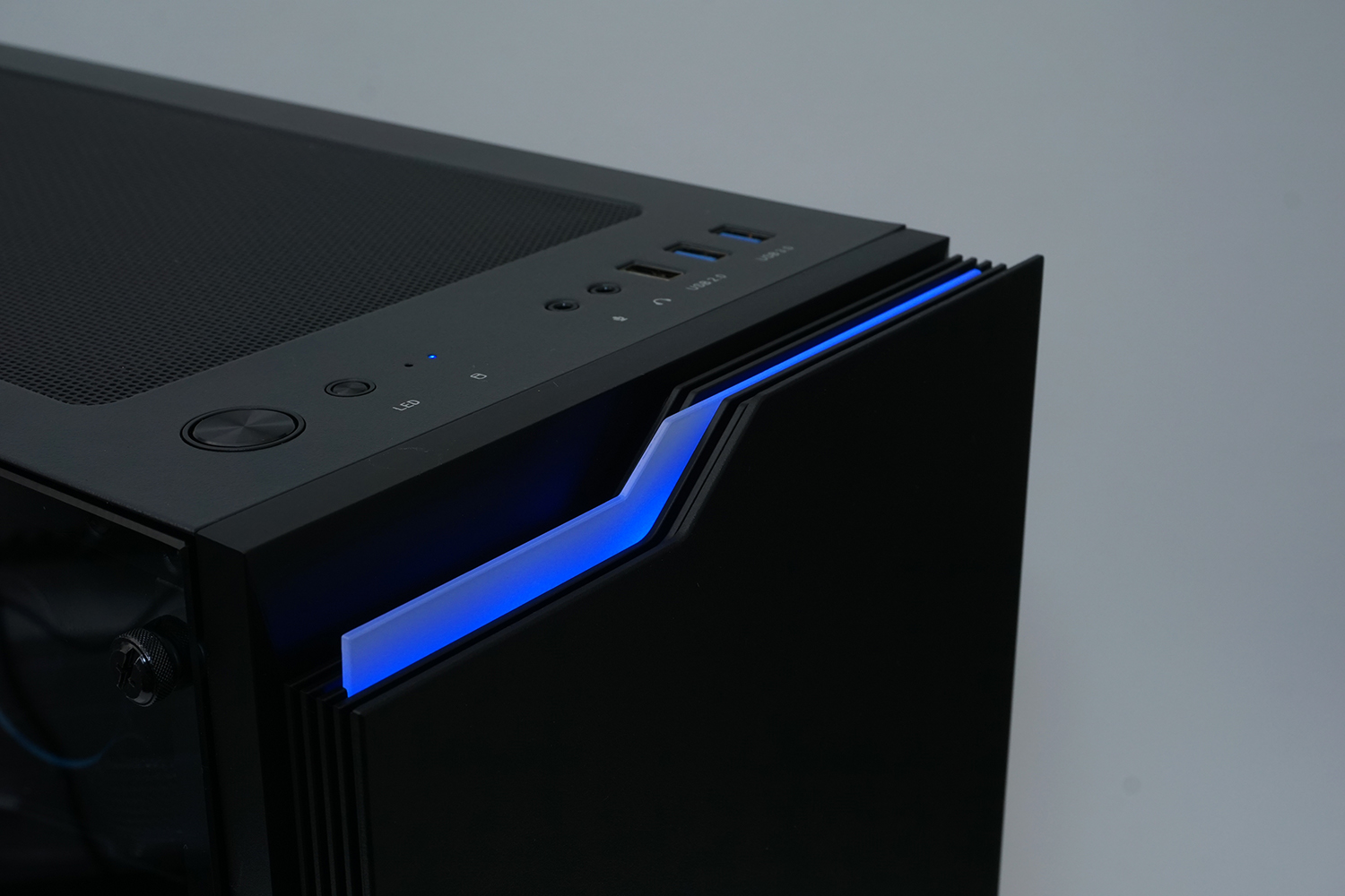 前面上部のLEDは天板にあるLEDスイッチで発光色やパターンを変更できる