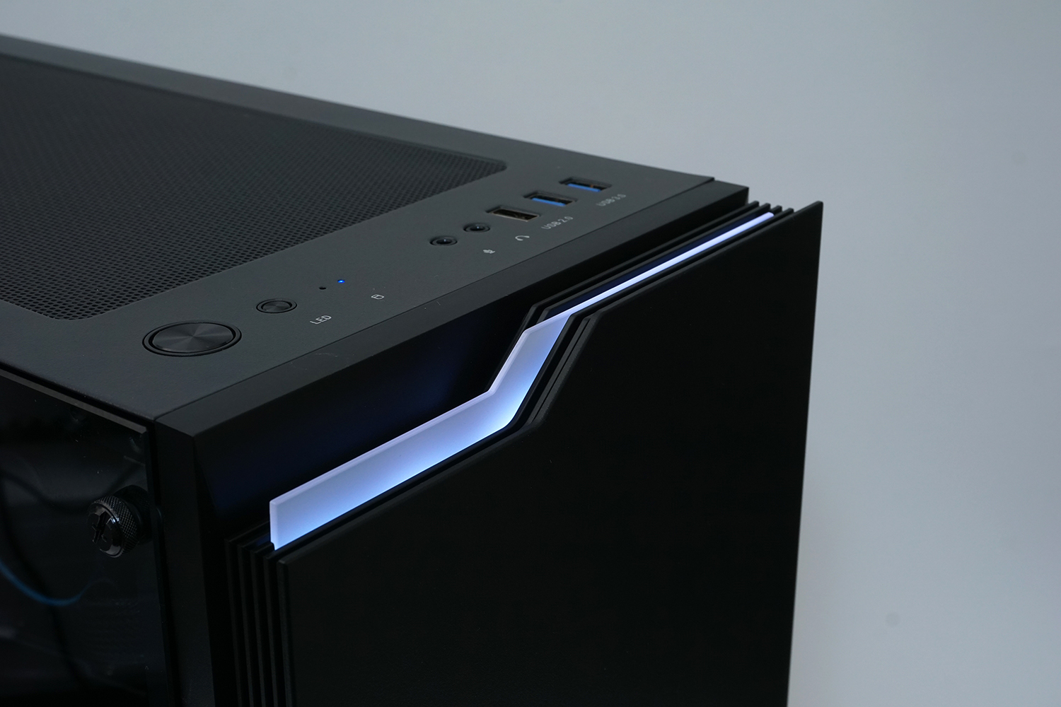 前面上部のLEDは天板にあるLEDスイッチで発光色やパターンを変更できる