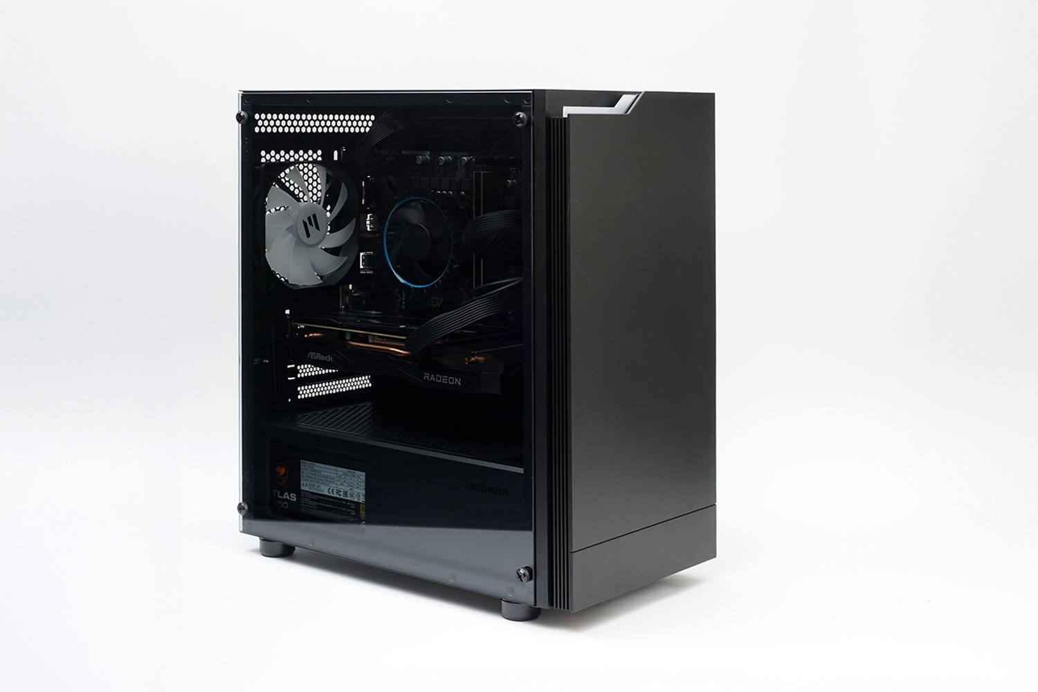 完成型。左側面が全面強化ガラスなので中が見えやすいのがポイント