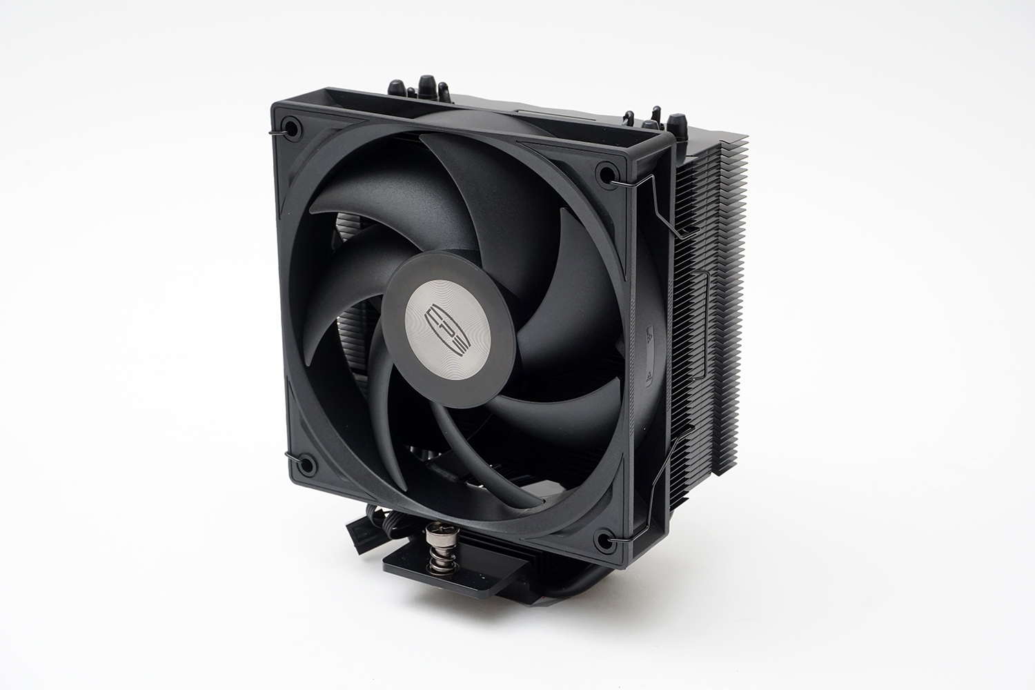 12cm角のファンを備えるサイドフロー型のCPS「RT400-BK」。高さは148mmで実売価格は2,800円前後