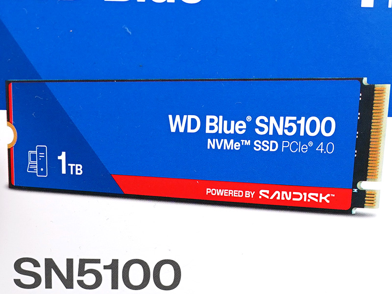 Sandisk「WD Blue SN5100」パッケージの拡大、「SANDISK」ブランドのロゴがある