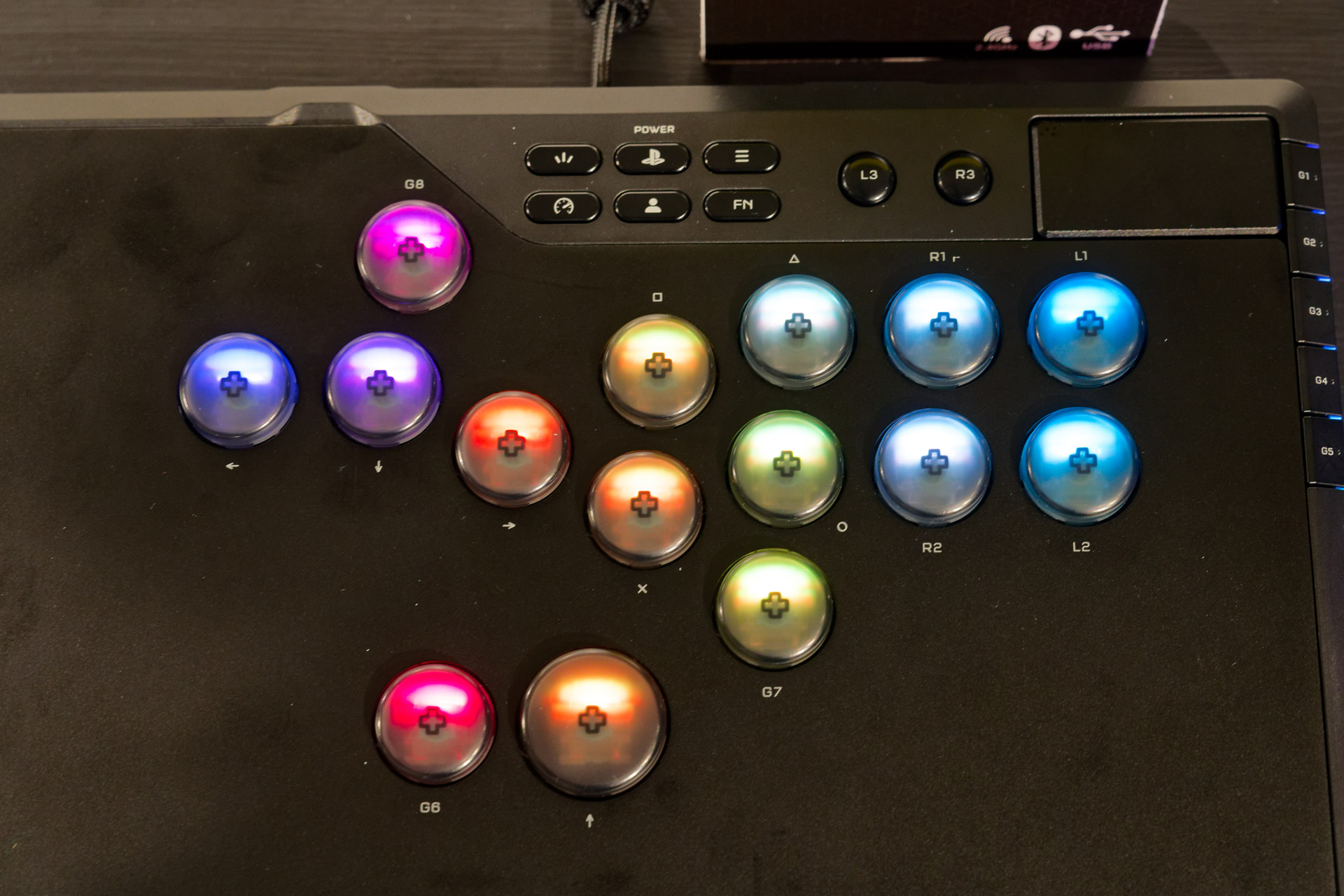 ボタンはライティング機能付き