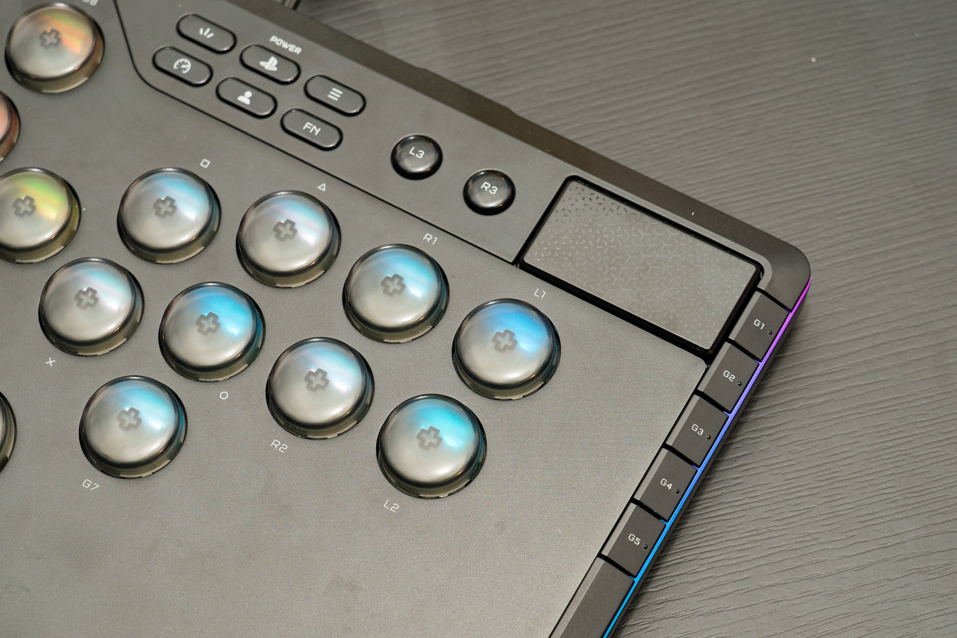 右上にタッチパッド、右側面にカスタマイズ可能な「Gキー」が5つ