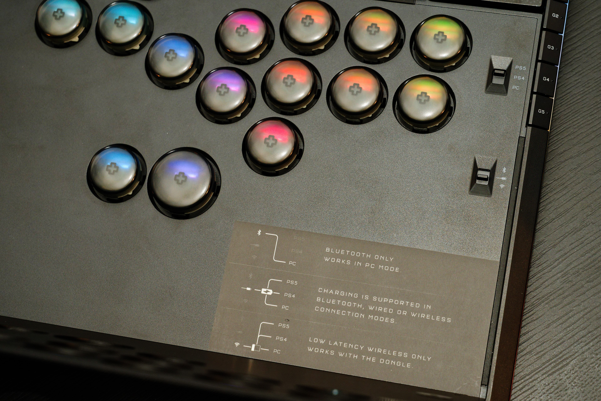 カバーを外すと接続先・接続方法の切り替えスイッチが現れる