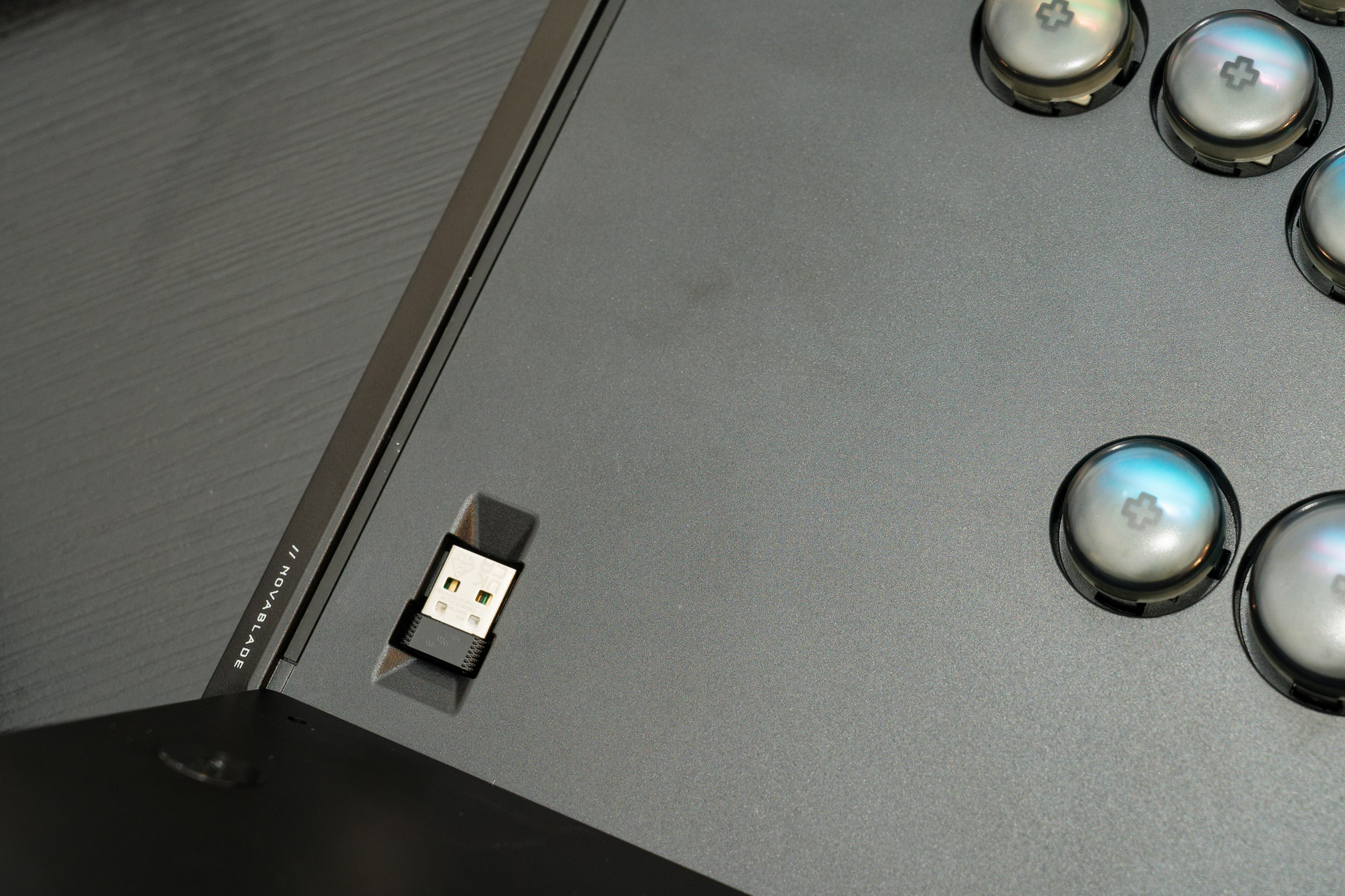 左下に2.4GHzワイヤレス接続に使うドングルが収納されている