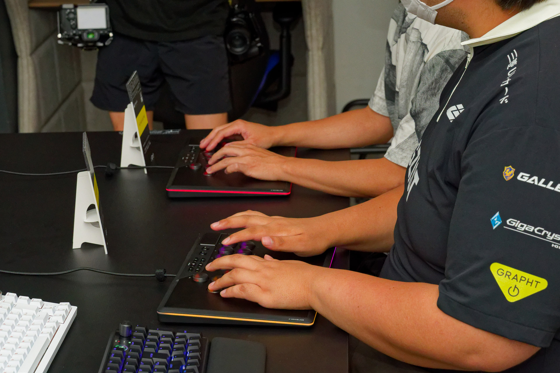 勝利したプロゲーマーのササモ氏は、「難易度の高いジャストパリィもすぐにできるようになった。これはレバーレス（コントローラーとして）の性能が良い証拠」と高く評価していた