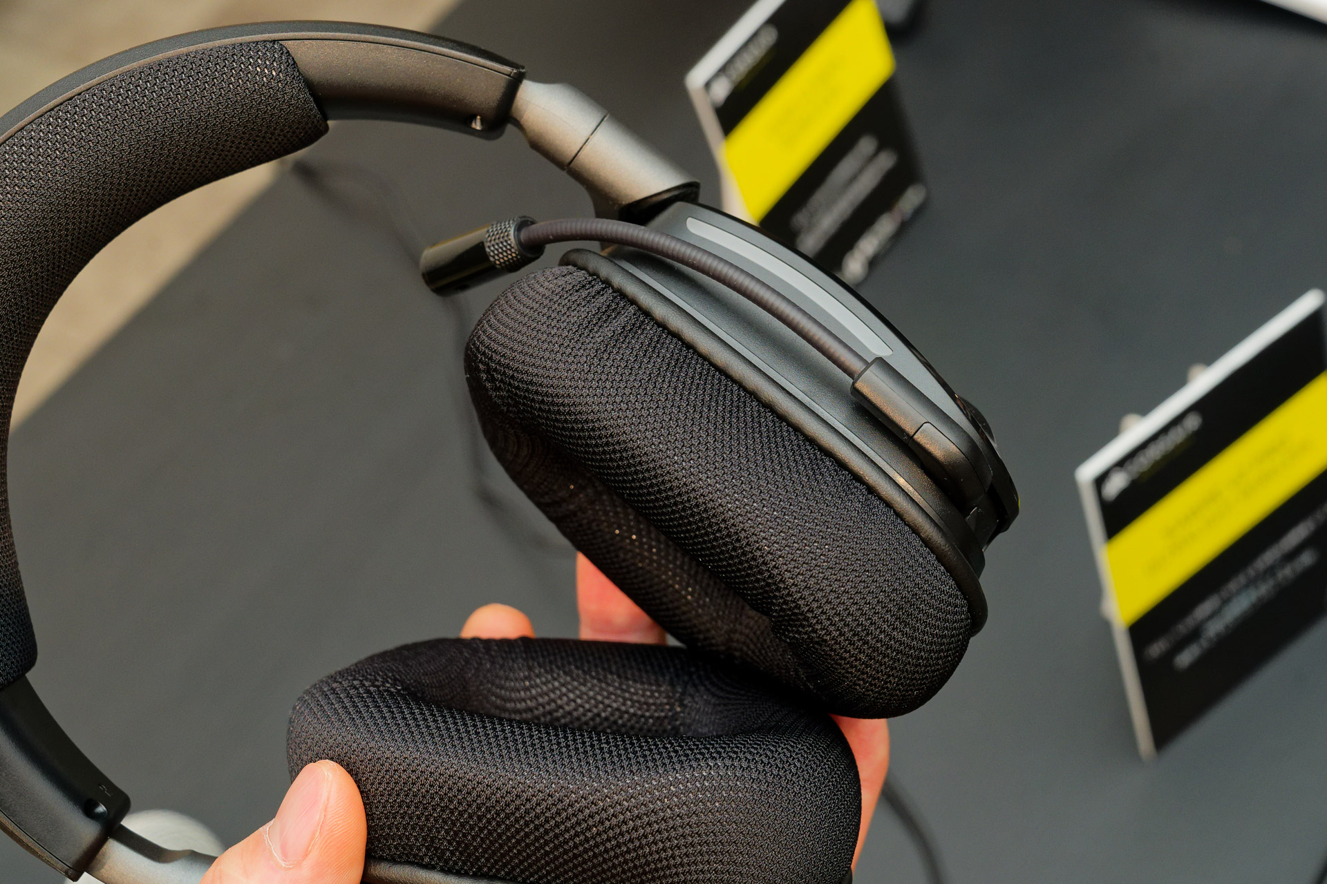 ブームマイクは回転させるようにして容易に出し入れできる仕組み