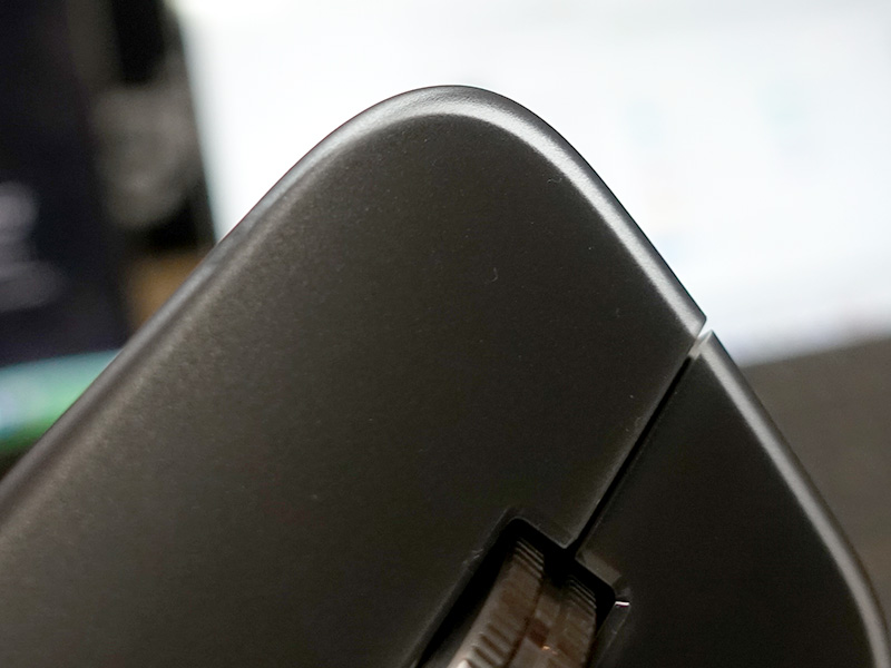 クリックボタンの一部は半透明デザイン