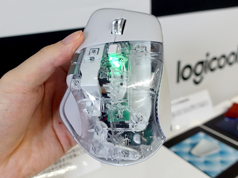 触覚フィードバック機構が新搭載されたこともあり、パーツ密度は高い(写真の本体は非売品サンプル)