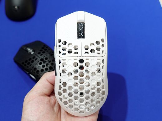 Arbiterのカーボン複合材軽量マウス「AKITSU」にMediumサイズの新