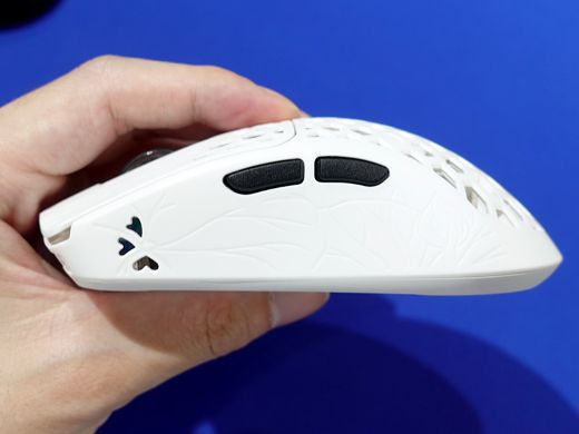 Arbiterのカーボン複合材軽量マウス「AKITSU」にMediumサイズの新