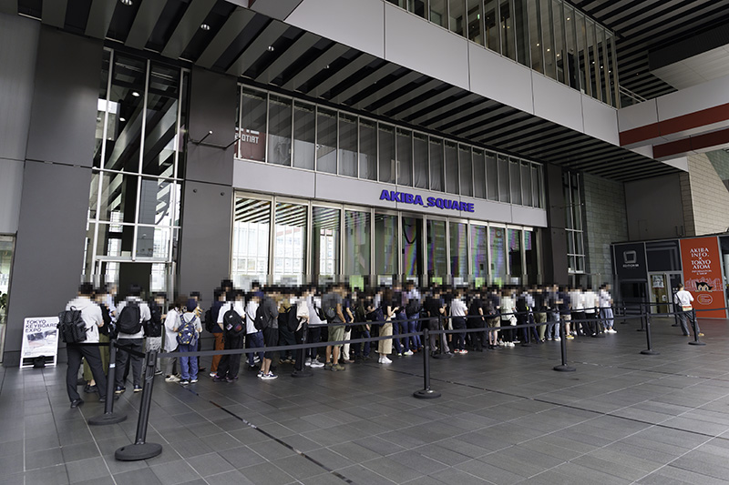 入場待ちの長蛇の列