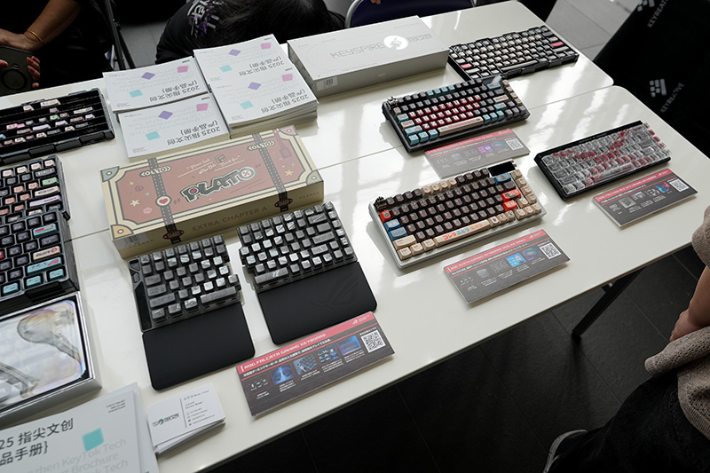 キーキャップメーカーのKEYTOKブースには、ASUS ROGが機材協力。ゲーミングキーボードとの組み合わせを披露