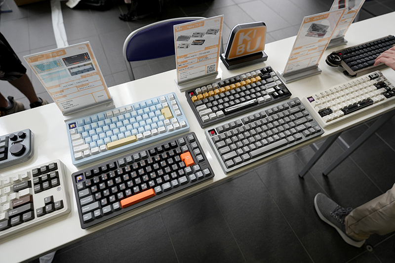 KIBUブースは同社が代理店をつとめるキーボード製品を多数陳列